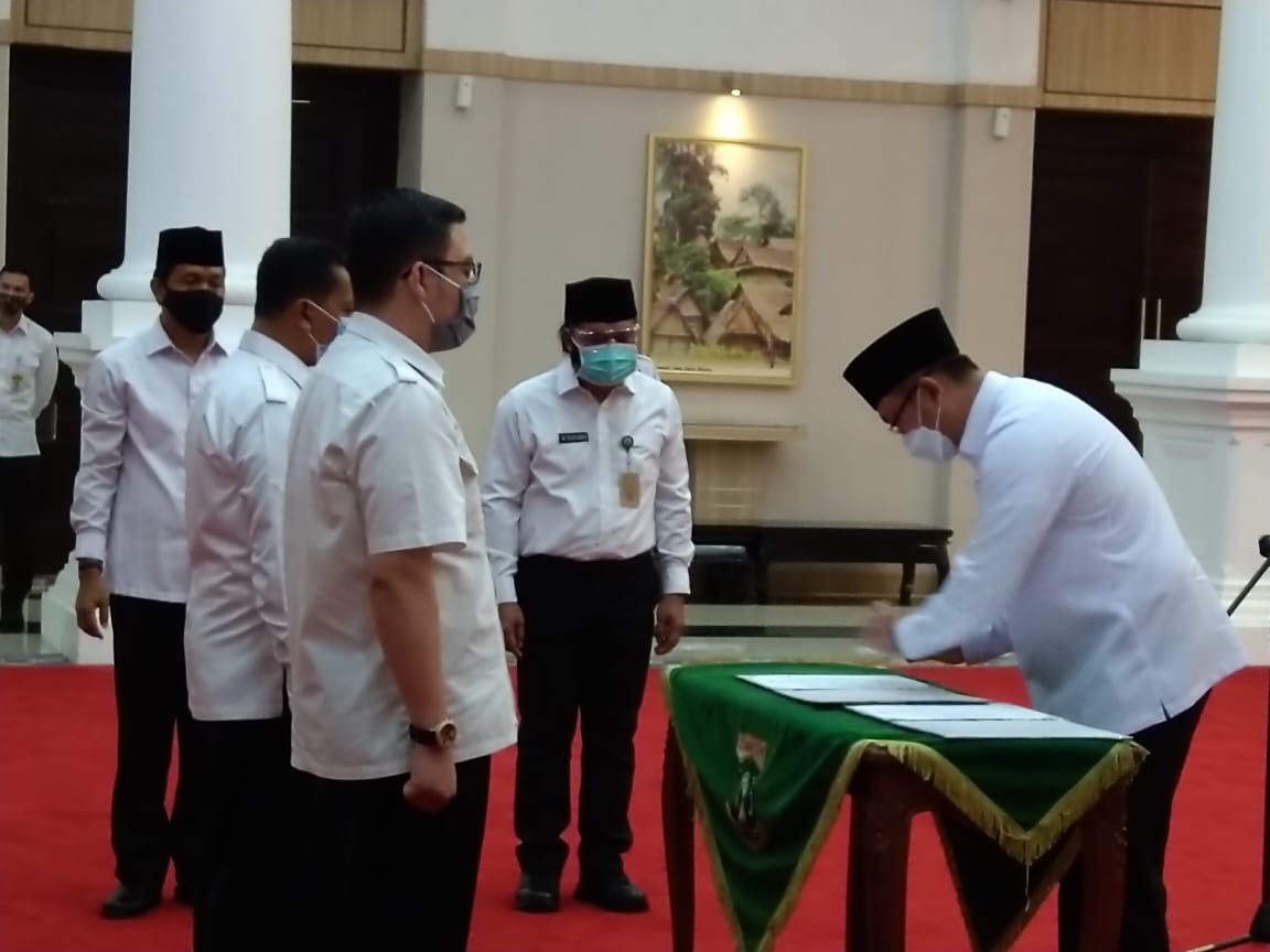 WAKIL GUBERNUR LANTIK PEJABAT ADMINISTRATOR DI LINGKUNGAN PEMERINTAH PROVINSI BANTEN