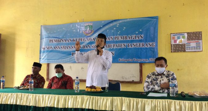 KEPALA BKD MENYERAHKAN SK GUBERNUR BANTEN UNTUK TENAGA PENDIDIK NON ASN