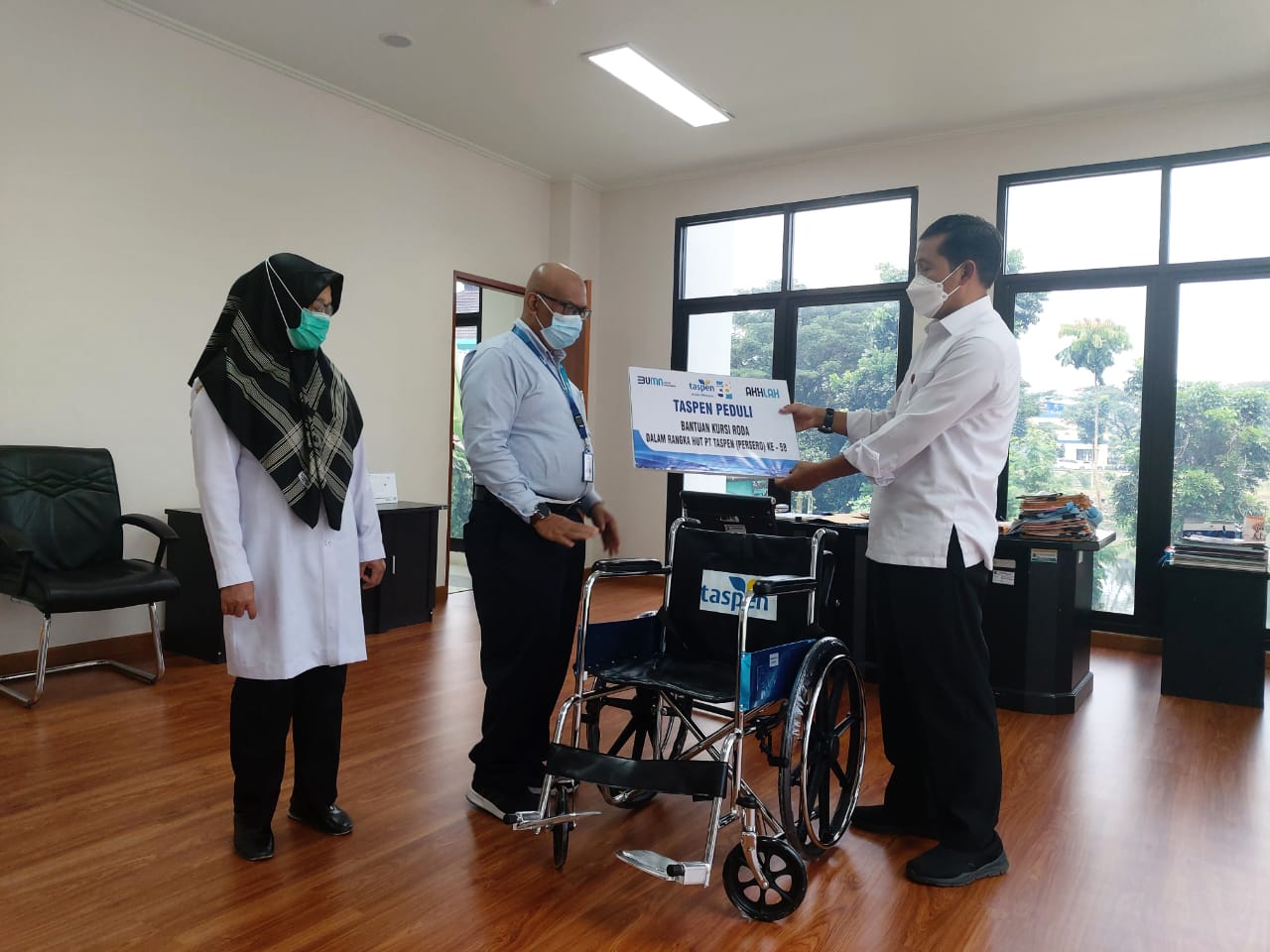 Kepala BKD Terima Bantuan Alat Kesehatan dari PT. TASPEN